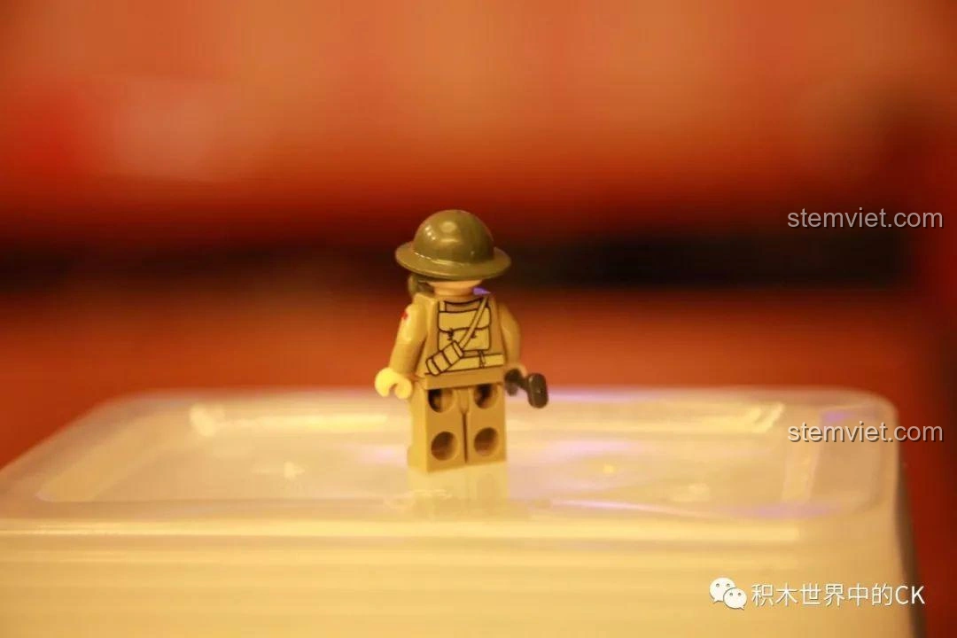 Minifigure lính Anh với mặt nạ phòng độc và mũ bảo hiểm, thể hiện sự chuẩn bị kỹ lưỡng cho chiến trường.