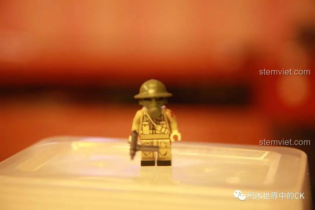 Minifigure lính Anh trong bộ lắp ráp SEMBO 12671, trang bị cuốc chim và mũ bảo hiểm, đứng nghiêm trang.