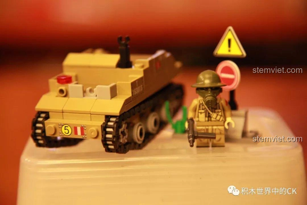 Minifigure lính Anh ngồi trong xe vận tải Bren Carrier SEMBO 12671, thể hiện khả năng tương tác của mô hình.