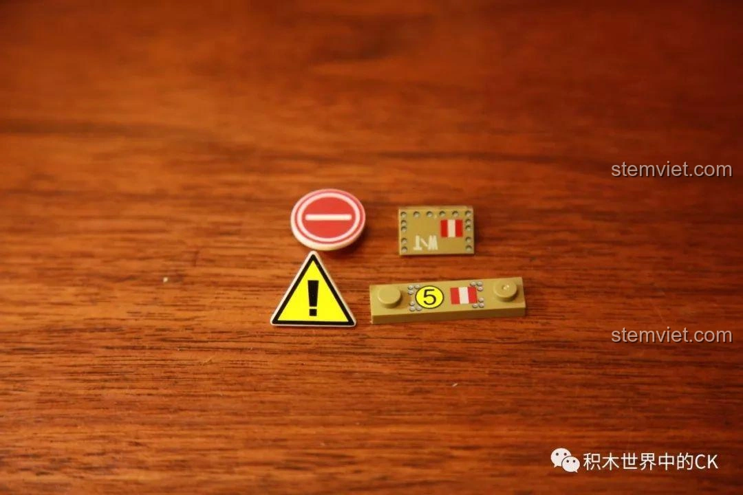 Cận cảnh các mảnh ghép in ấn chi tiết của bộ lắp ráp SEMBO 12671, với các ký hiệu và số hiệu quân sự.