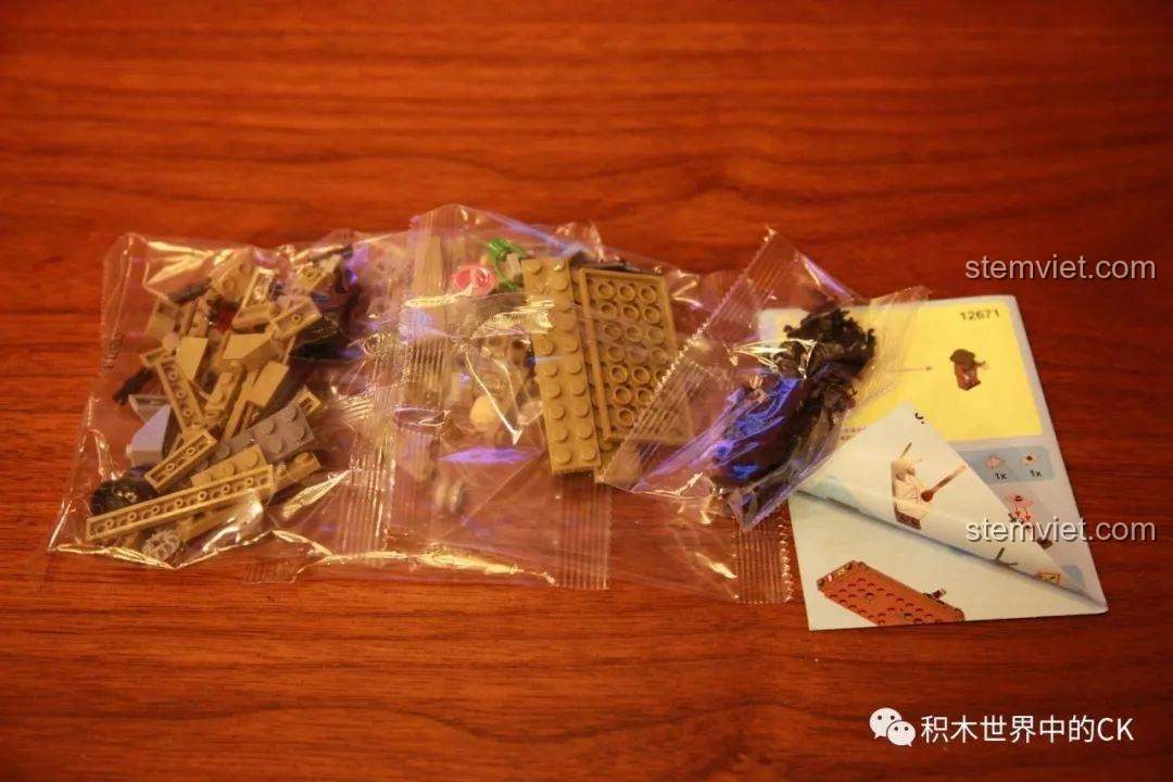 Ảnh mở hộp bộ lắp ráp SEMBO 12671 với các túi mảnh ghép và sách hướng dẫn, chuẩn bị lắp ráp xe vận tải Bren Carrier.