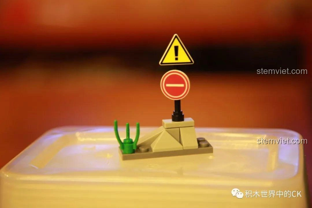 Cảnh quan nhỏ đi kèm bộ lắp ráp SEMBO 12671, với biển báo và cây cối, tạo bối cảnh cho xe Bren Carrier.