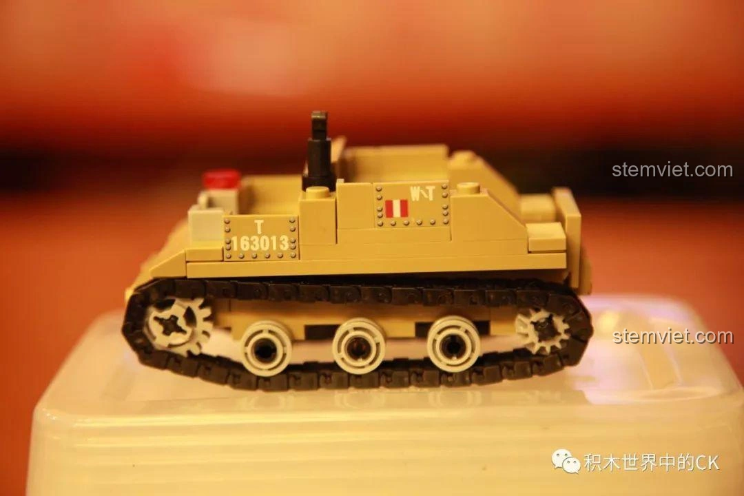 Mô hình xe vận tải Bren Carrier SEMBO 12671 từ góc nhìn tổng thể, cho thấy thiết kế chắc chắn và bánh xích.