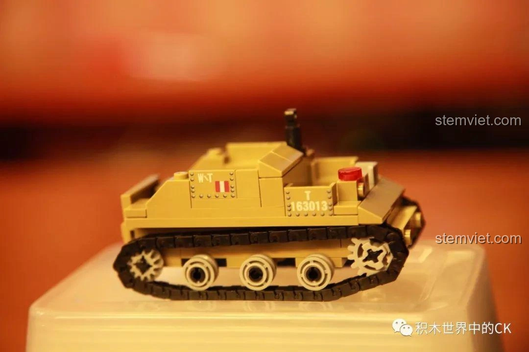 Mô hình xe vận tải Bren Carrier SEMBO 12671 đã lắp ráp hoàn chỉnh, với bánh xích và các chi tiết quân sự.