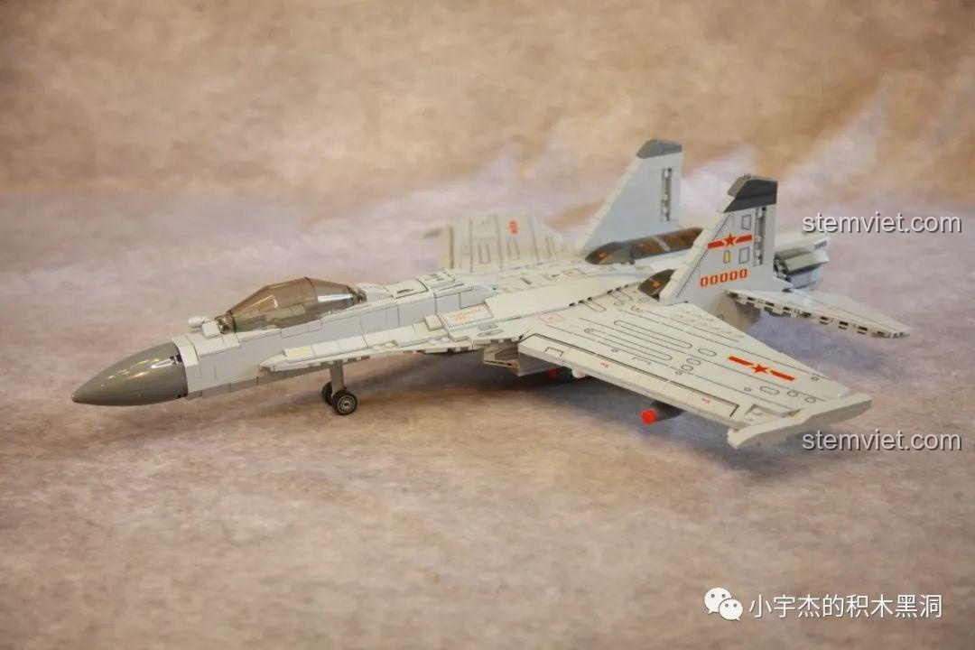 Mô hình đồ chơi mô hình Mô hình máy bay quân sự J-11B được trưng bày trên giá đỡ, lý tưởng để sưu tầm.