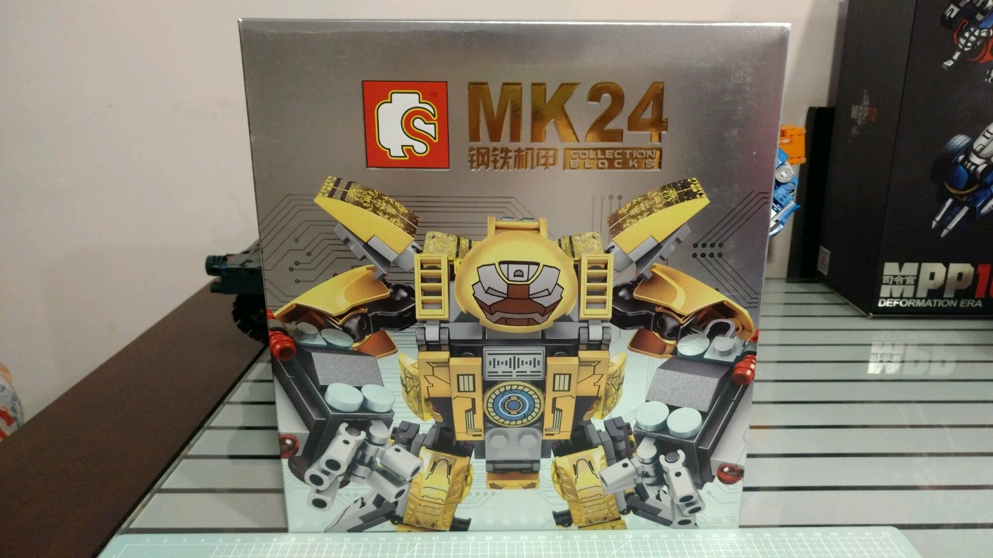 Hộp đồ chơi lắp ráp Sembo Block 60003 Robot Người Sắt MK24, một lựa chọn giá tốt cho bé trai 6 tuổi.