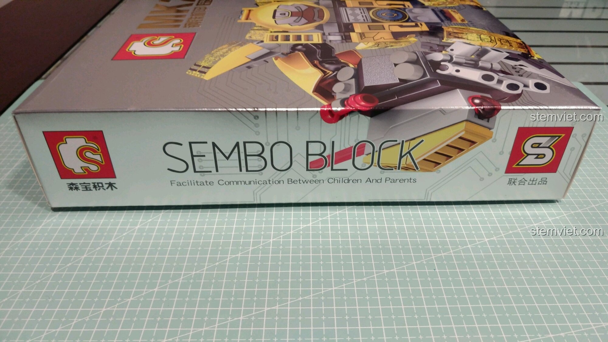 Cạnh hộp đồ chơi mô hình Robot chiến đấu của Tony Stark, thể hiện thương hiệu Sembo Block.