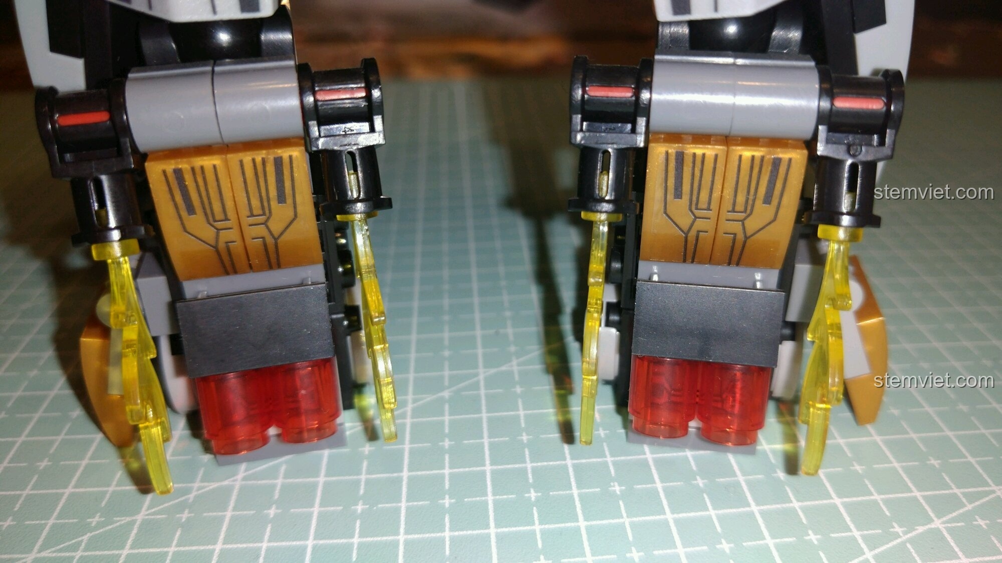 Chi tiết mặt sau và các động cơ đẩy.