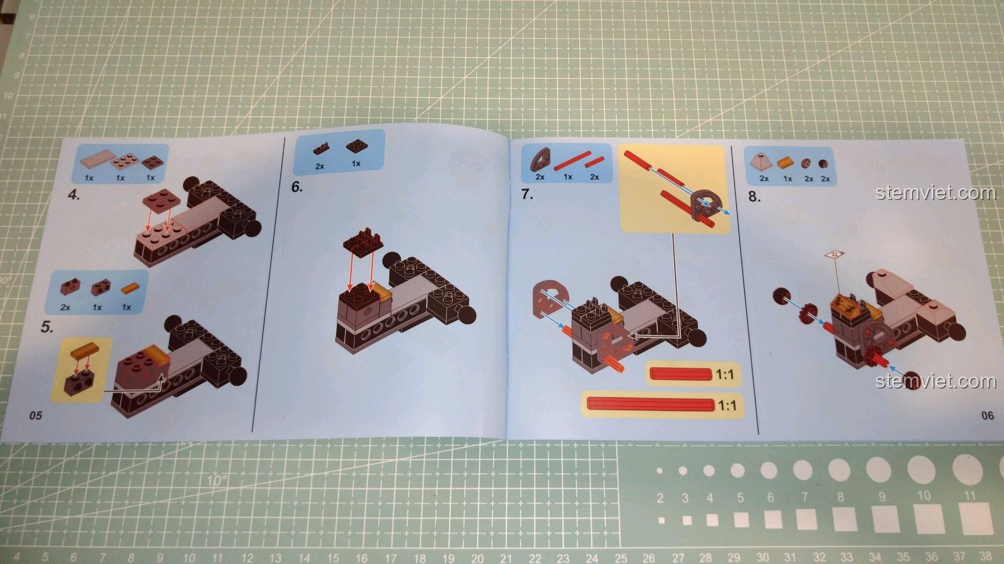 Một trang trong sách hướng dẫn lắp ráp, hình ảnh rõ ràng, dễ theo dõi.