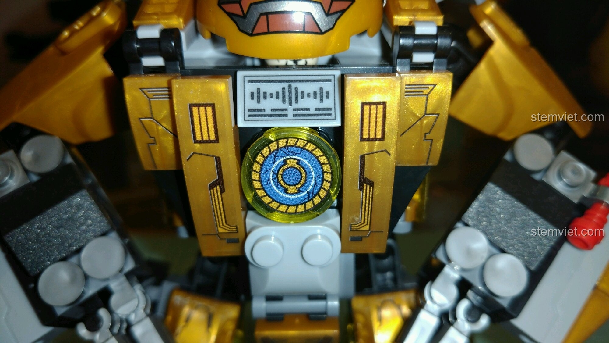 Cận cảnh chi tiết ngực và vai của bộ lắp ghép Robot Người Sắt MK24.