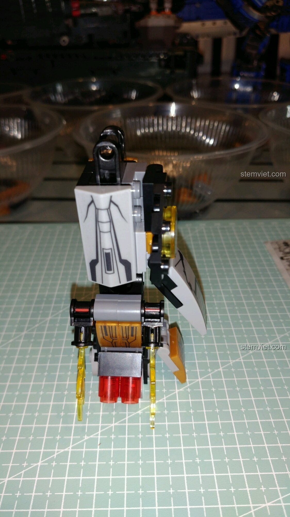 Phần chân được lắp ráp với các chi tiết trong suốt màu vàng.