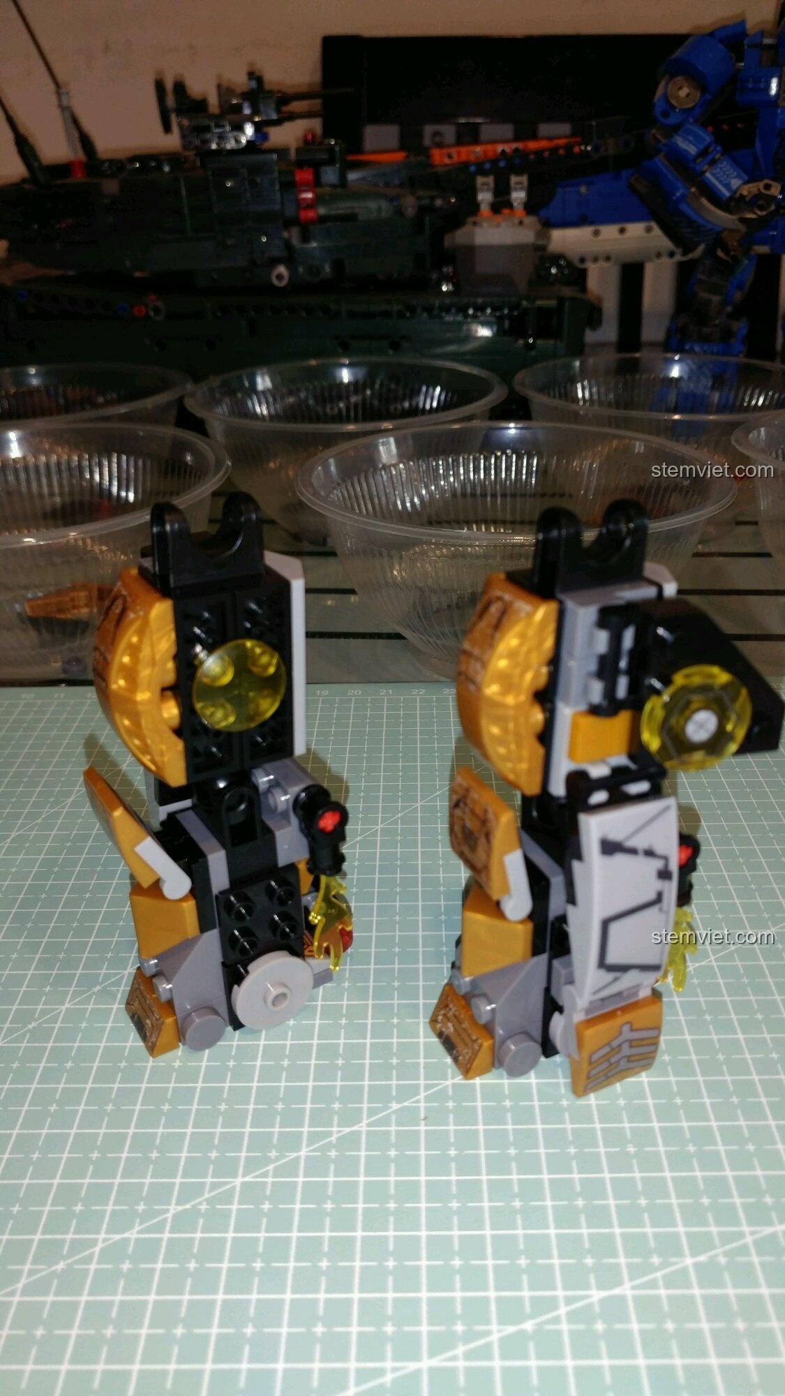 Hai chân của Robot Người Sắt MK24 đã được hoàn thiện, sẵn sàng để lắp vào thân.