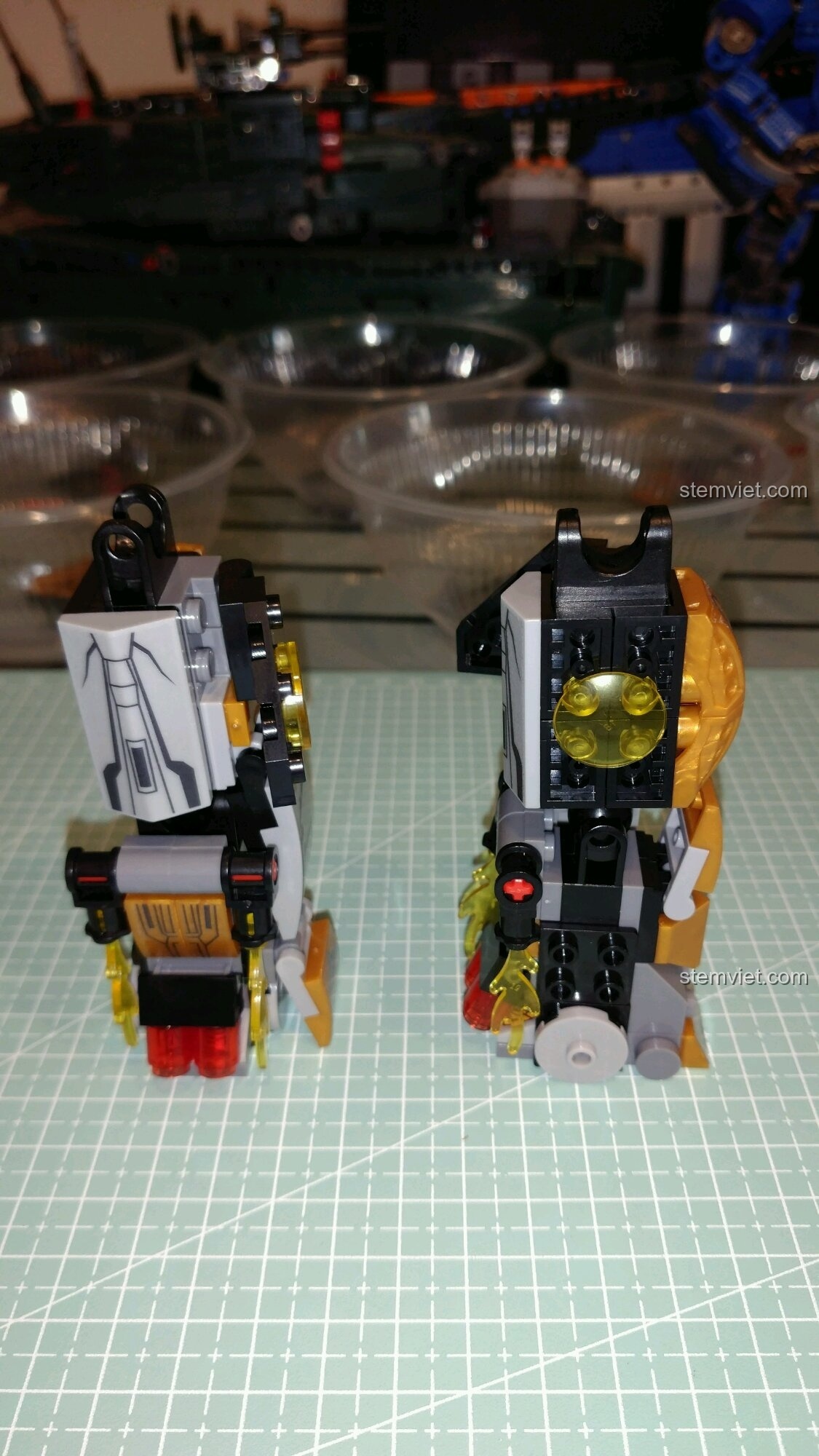 Mặt trước của hai chân mô hình.