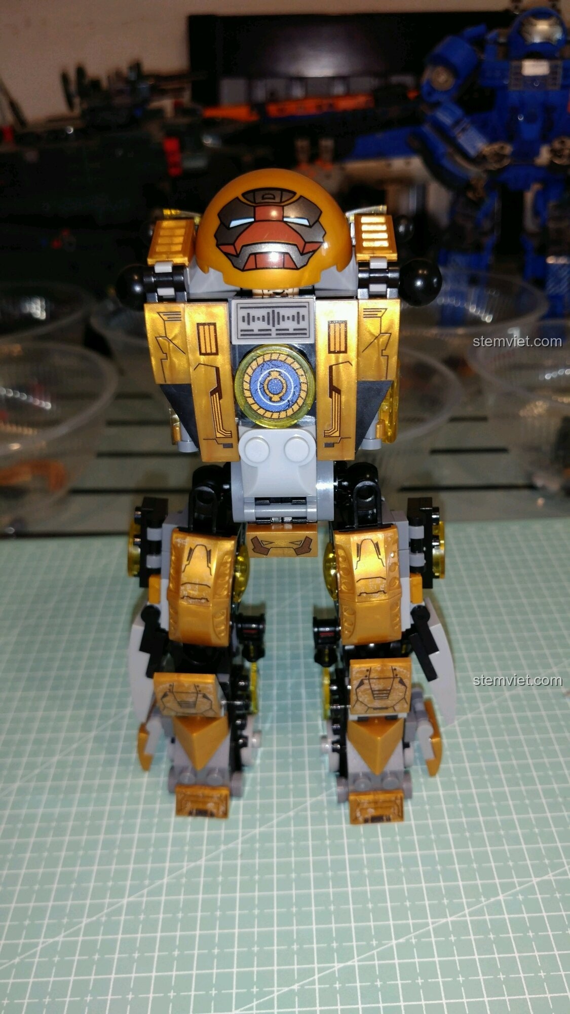 Kết hợp các bộ phận thân, tay và chân của mô hình.