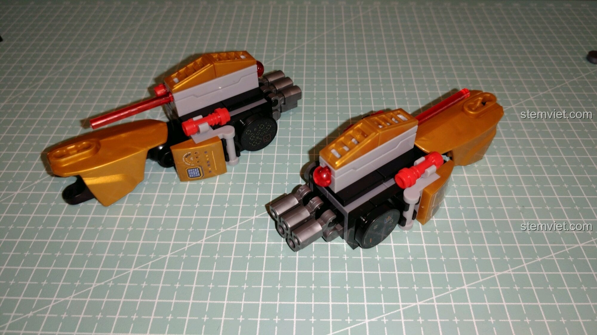 Cánh tay của robot với súng bắn đạn, một tính năng thú vị của bộ đồ chơi.