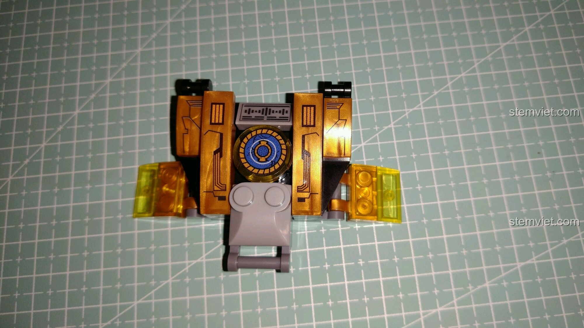 Chi tiết phần ngực với lò phản ứng hồ quang của bộ giáp.