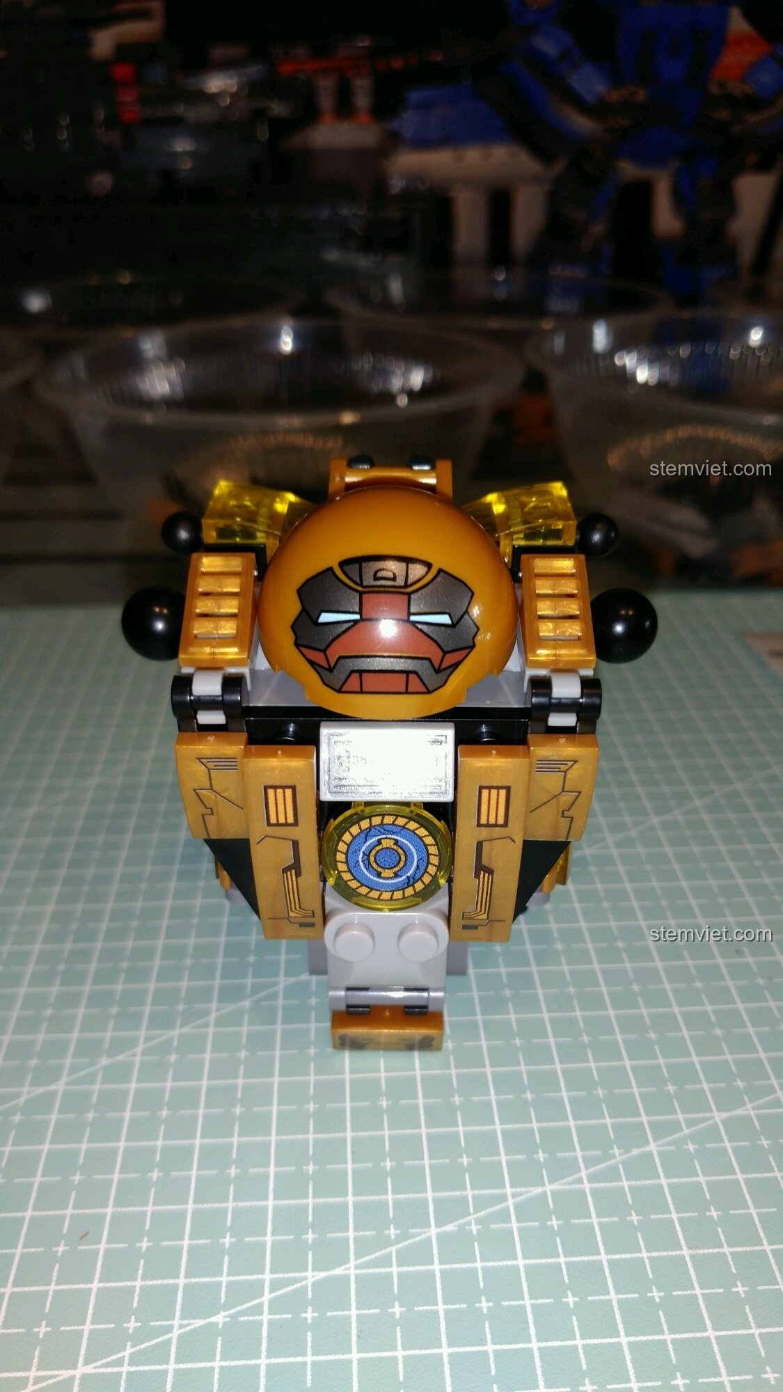 Chi tiết lò phản ứng hồ quang trên ngực của bộ giáp Hulkbuster 60003.