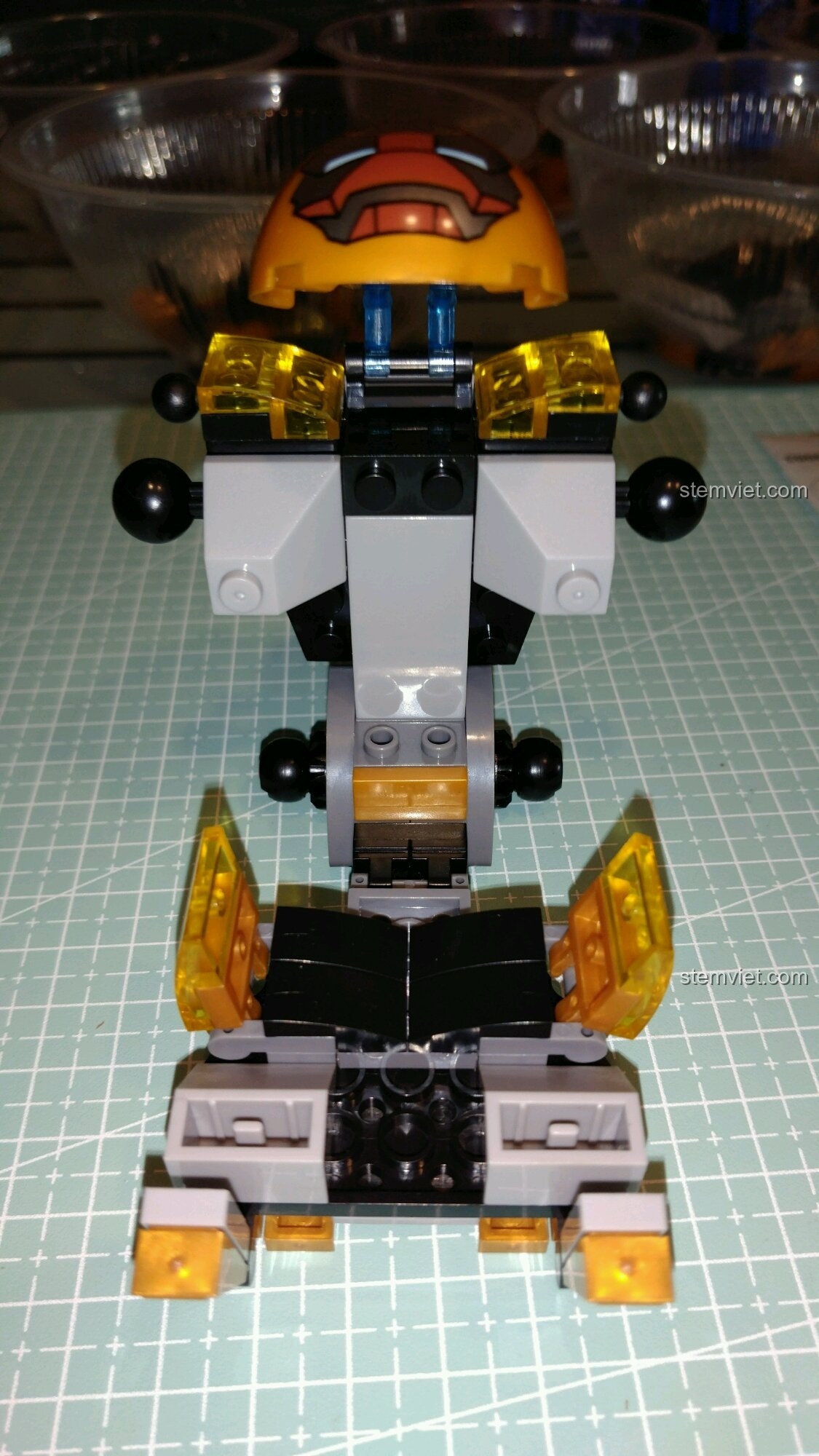 Buồng lái có thể mở ra của bộ giáp.