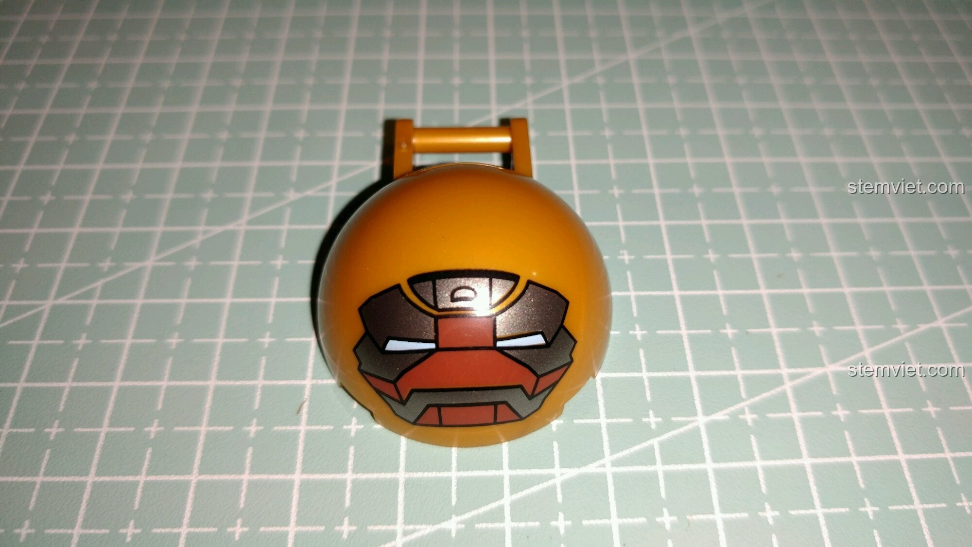 Mũ của bộ giáp Robot Người Sắt MK24 với màu vàng kim loại và chi tiết in.