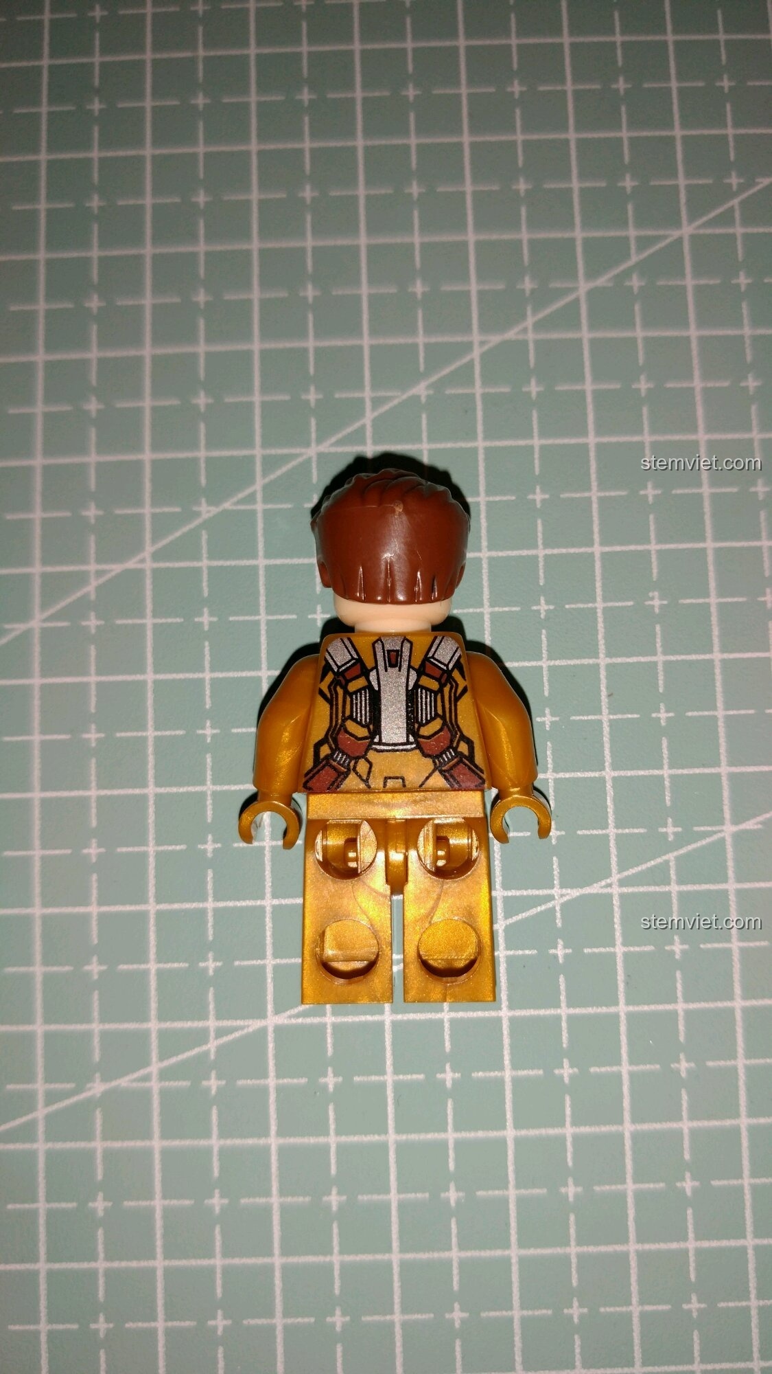 Mặt sau của minifigure Tony Stark với chi tiết in sắc nét.