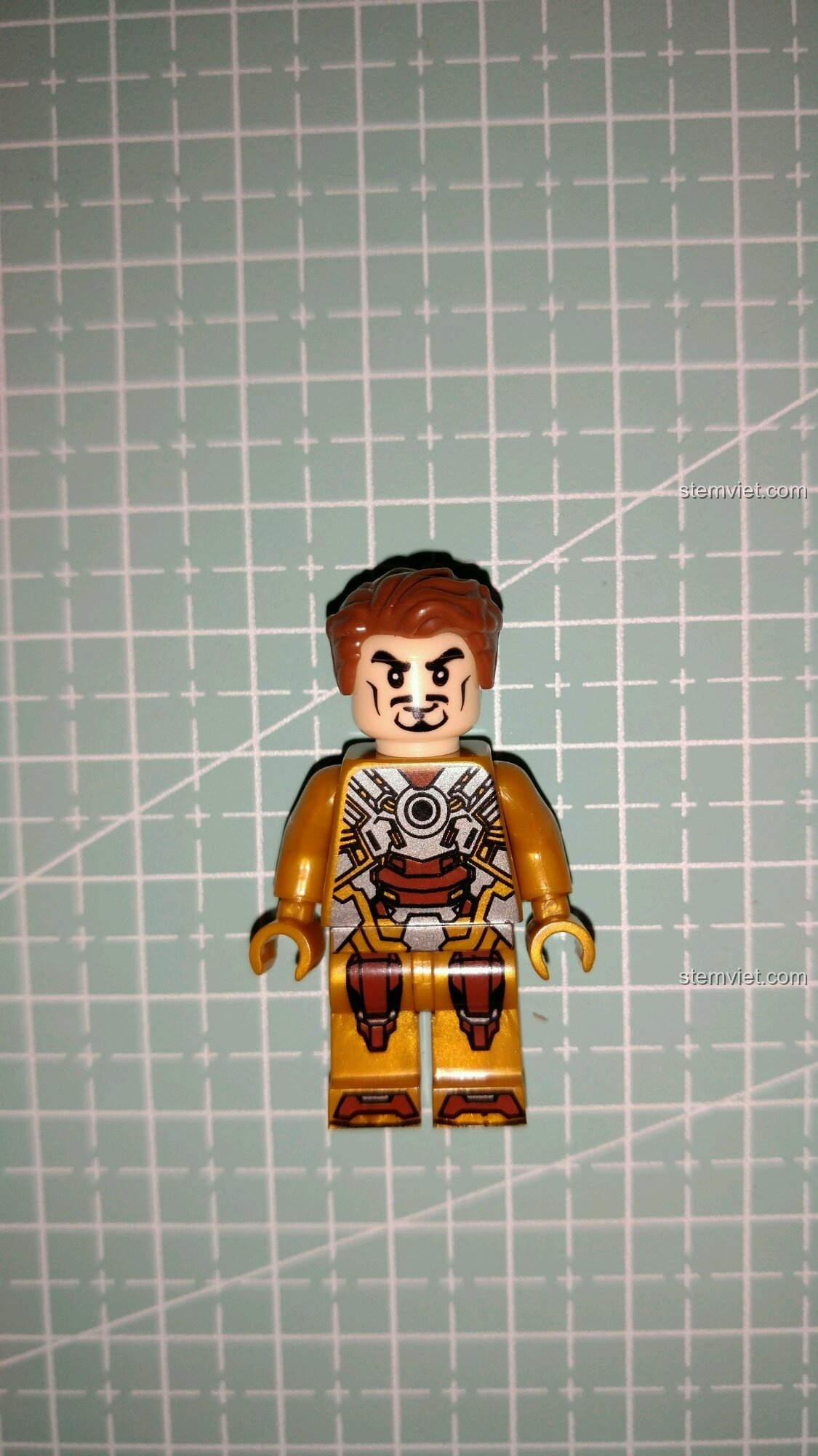 Cận cảnh minifigure Tony Stark đi kèm bộ lắp ghép Robot Người Sắt MK24.