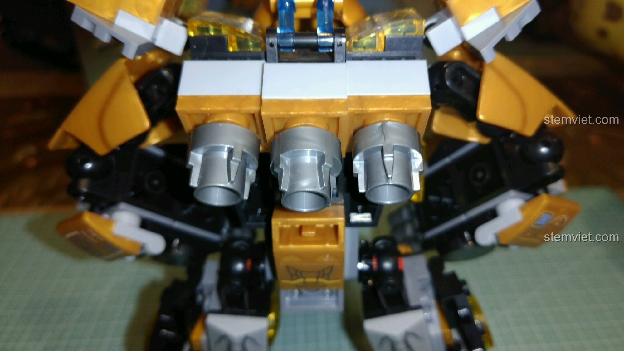 Buồng lái mở ra với minifigure Tony Stark bên trong.