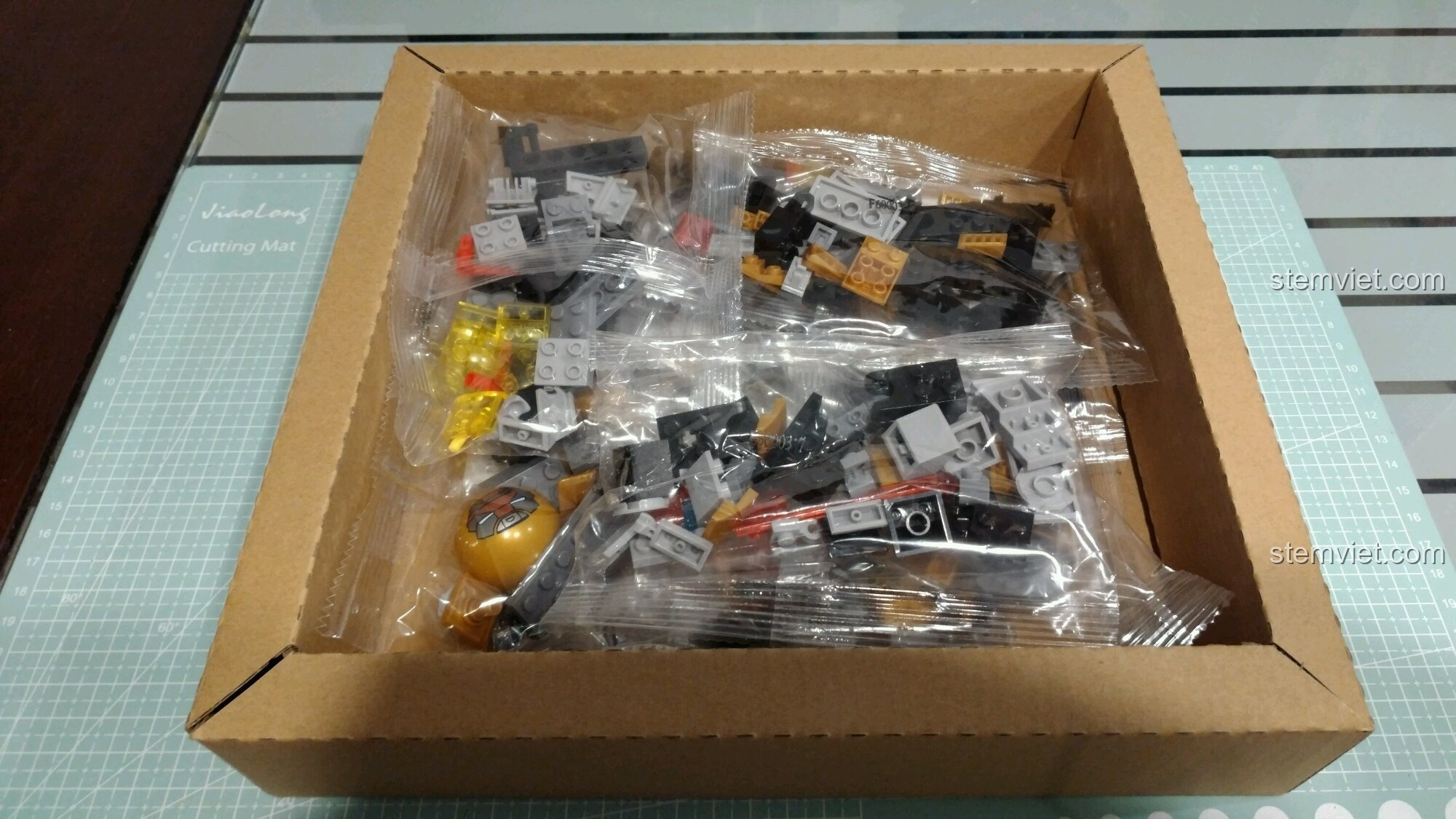 Bên trong hộp đồ chơi Sembo Block 60003, các túi mảnh ghép được đóng gói cẩn thận.