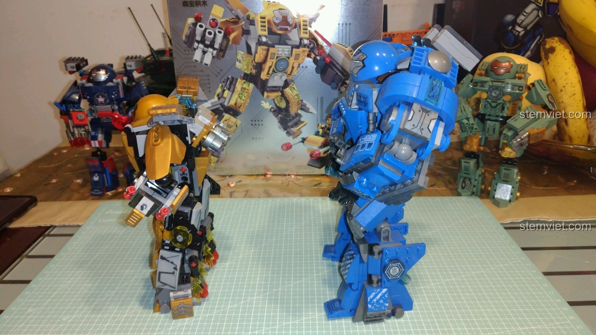 So sánh kích thước với một bộ giáp Iron Patriot.