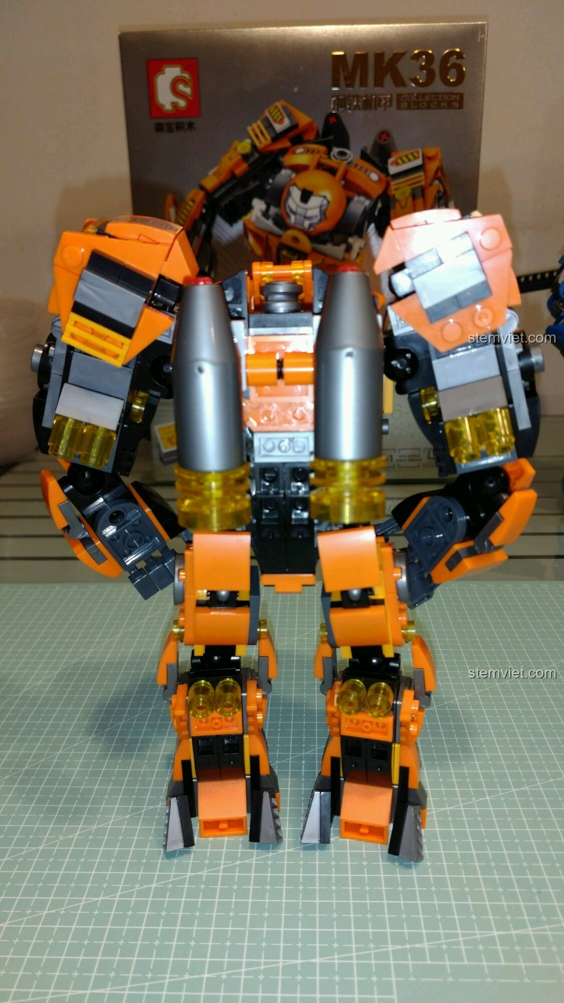 Robot Hulkbuster MK36 Sembo 60020 với khoang lái mở, có thể đặt minifigure vào trong.