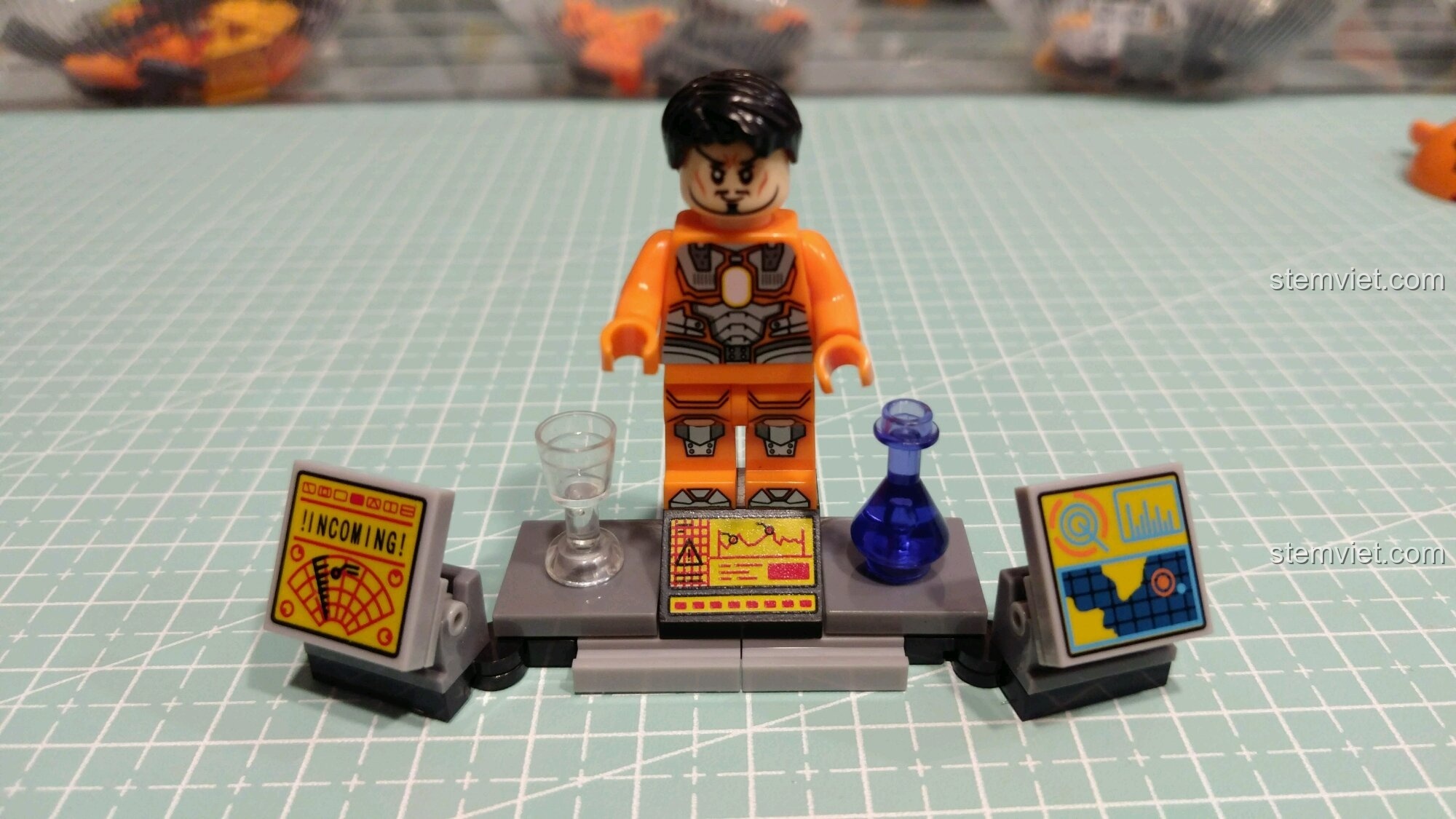 Minifigure Tony Stark và bàn làm việc trong bộ xếp hình Sembo 60020.