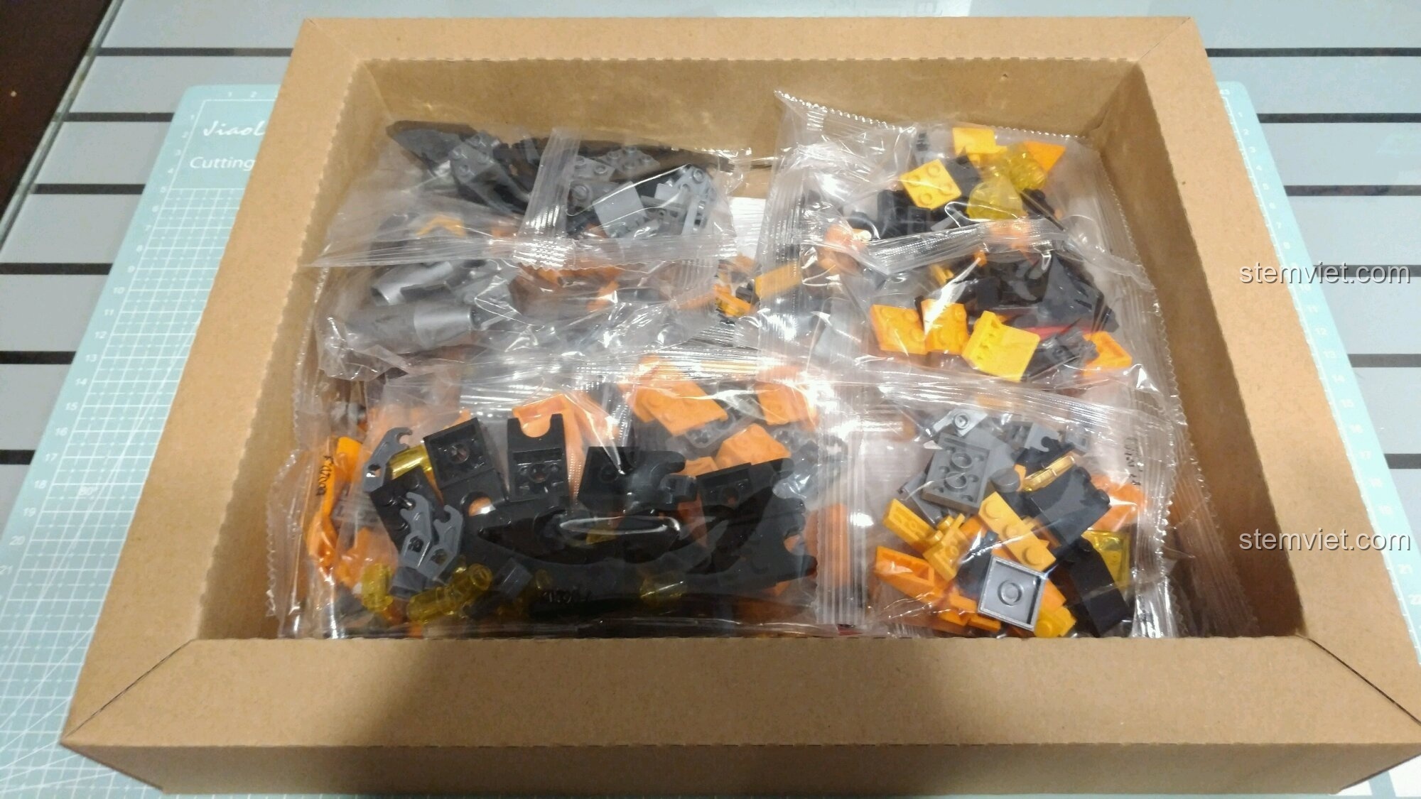 Mở hộp bộ lắp ghép Sembo 60020, các túi chi tiết được sắp xếp gọn gàng bên trong.