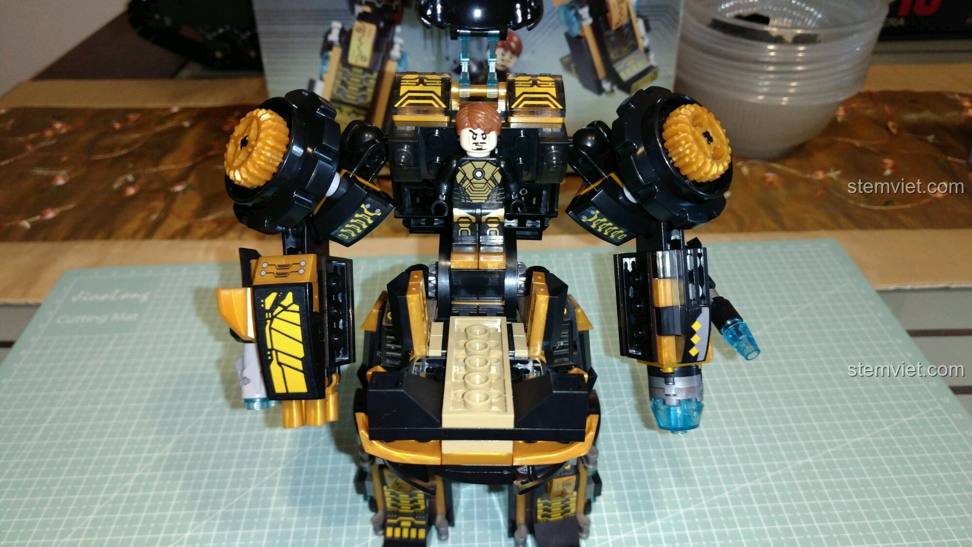 Khoang lái của bộ giáp Sembo 60023 có thể mở ra để đặt minifigure vào trong.