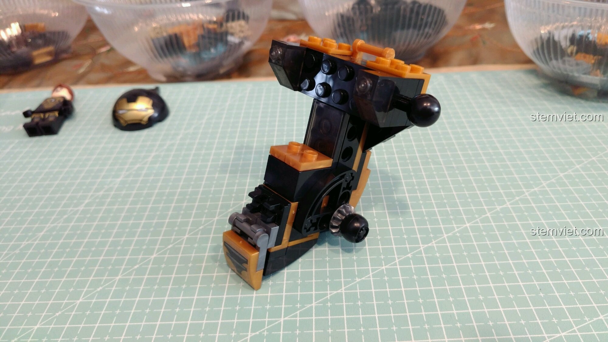 Chi tiết phần thân trên của bộ giáp Hulkbuster MK23 đang được hoàn thiện.