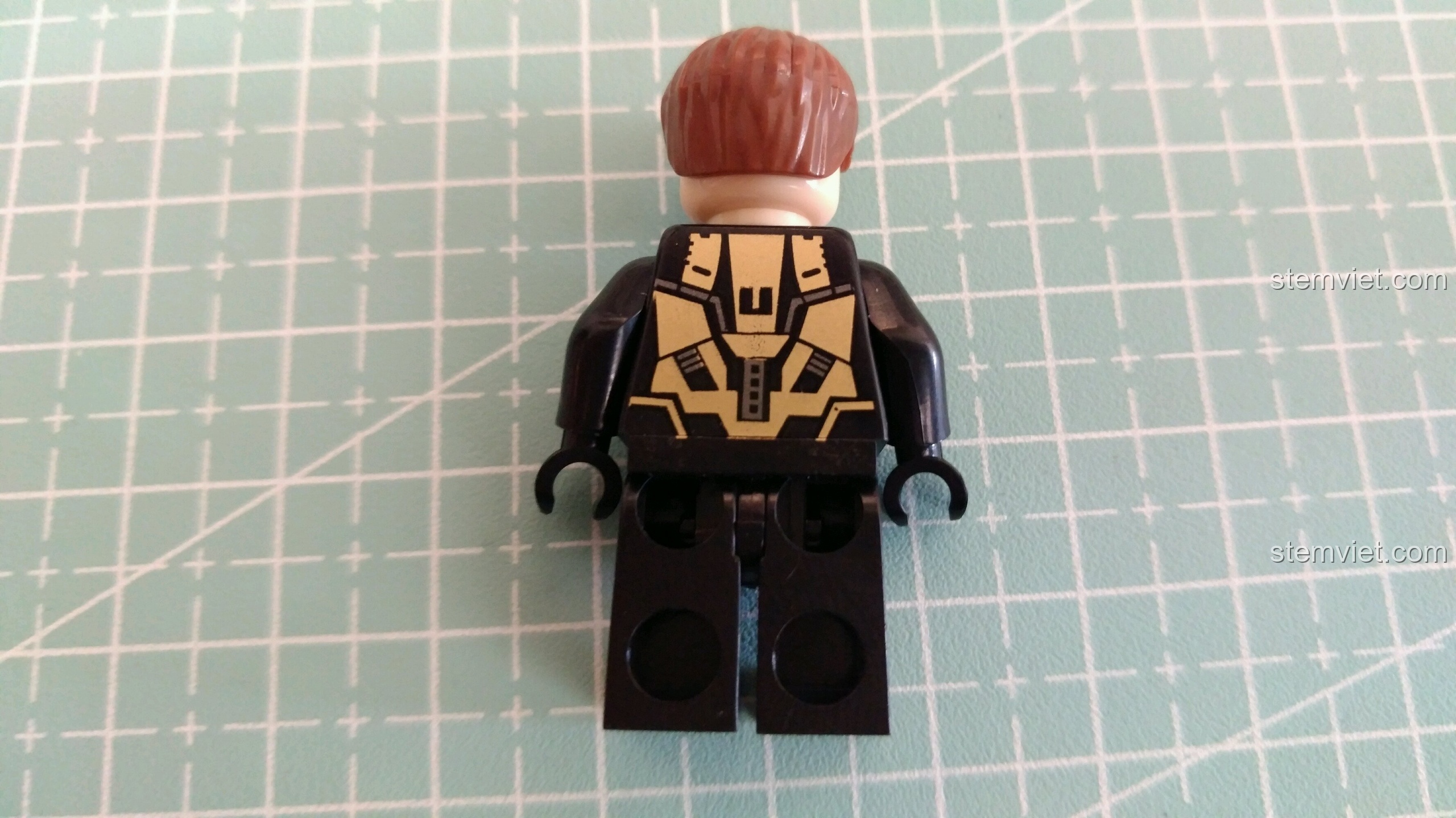 Mặt sau của minifigure Tony Stark trong bộ lắp ráp Sembo 60023.