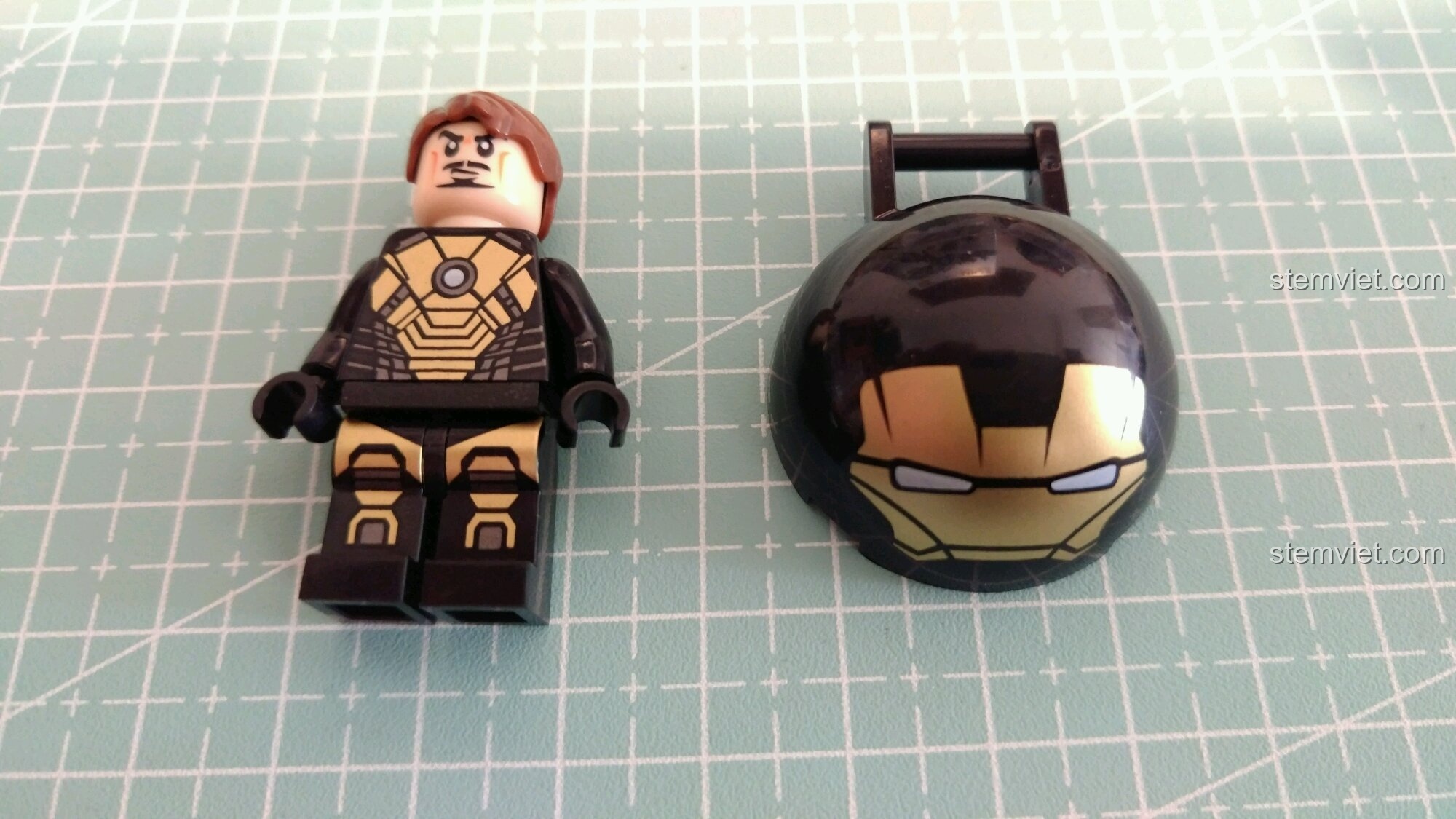 Cận cảnh minifigure Tony Stark và mũ giáp của bộ Sembo 60023.