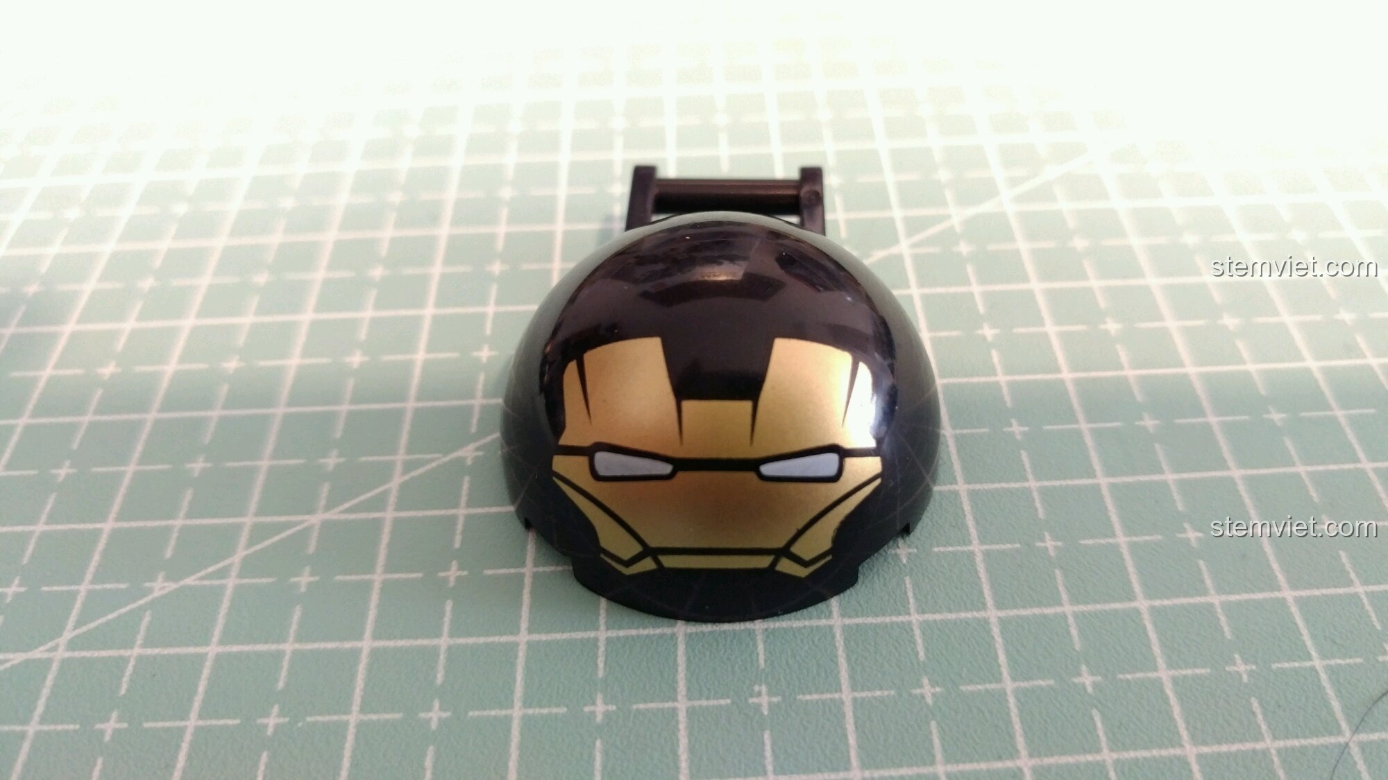 Cận cảnh mũ giáp của Robot Người Sắt MK23, tương tự như mũ của Hulkbuster.