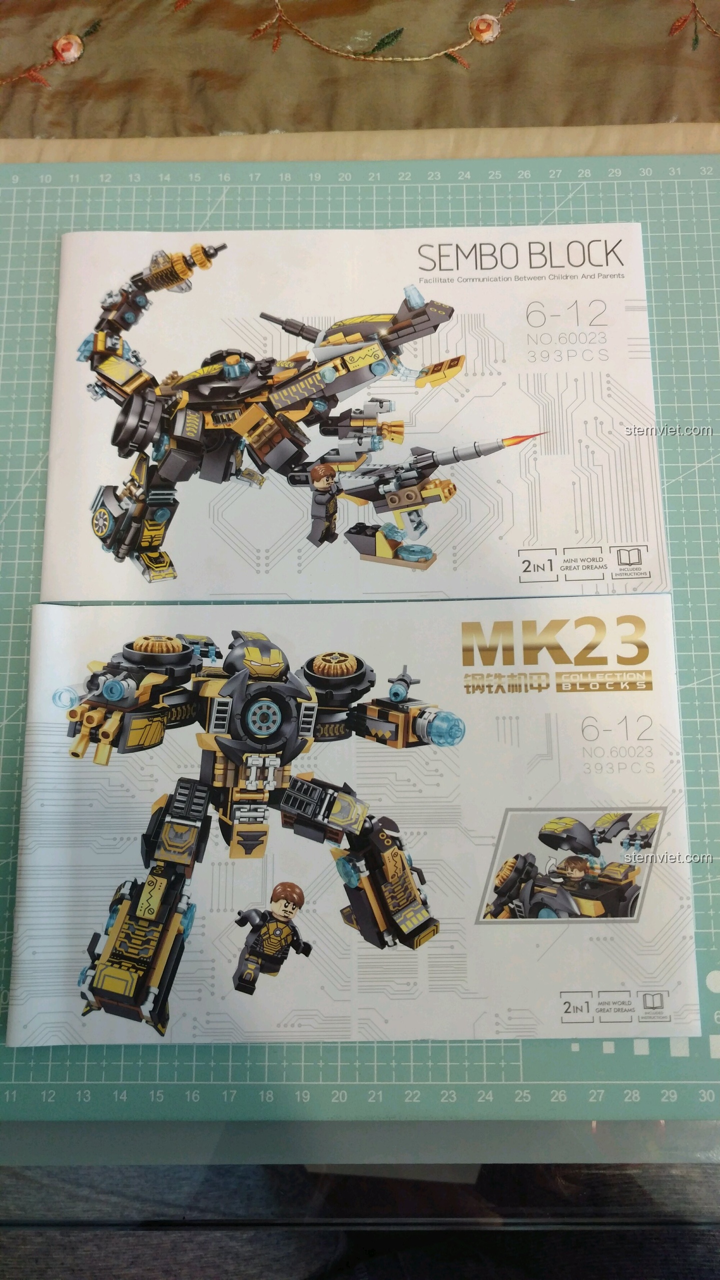Hai quyển sách hướng dẫn lắp ráp chi tiết cho hai mô hình của bộ Sembo 60023.