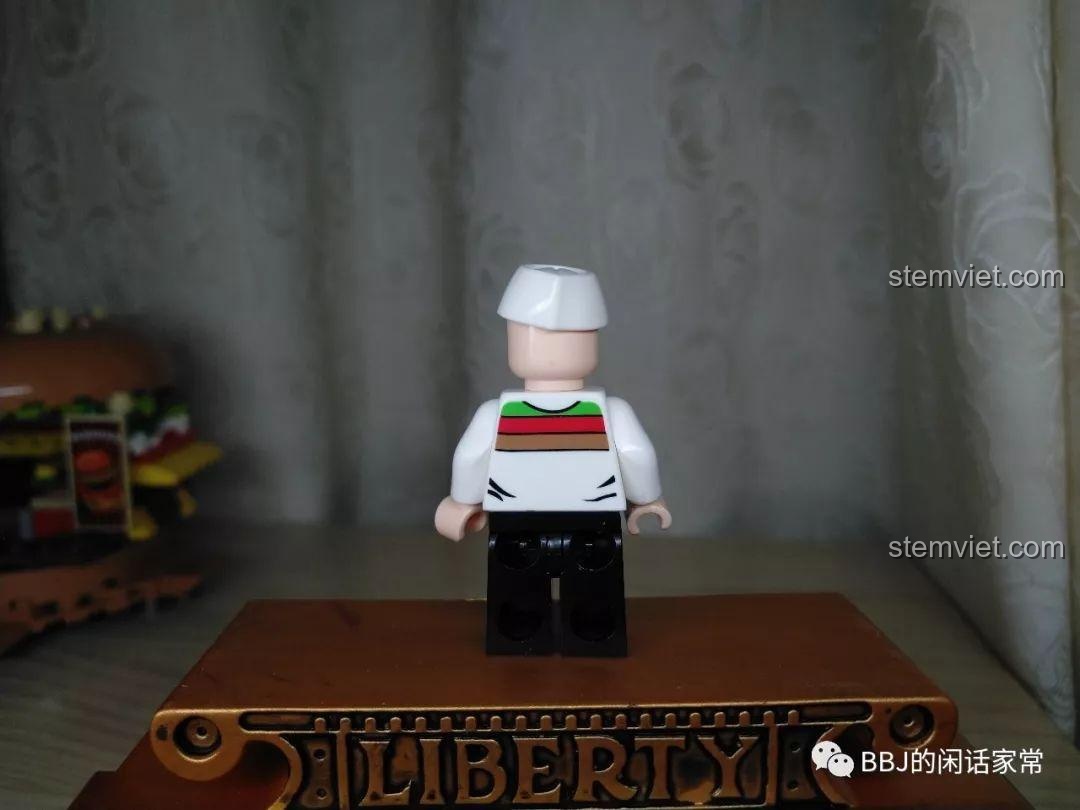 Mặt sau của minifigure đầu bếp trong bộ Quầy bán Hamburger 601055, có họa tiết trang trí.