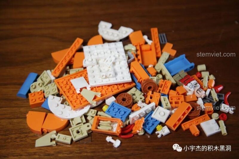 Các chi tiết nhựa ABS màu cam, trắng, xanh của bộ lắp ráp xe bán xúc xích Sembo 601113.