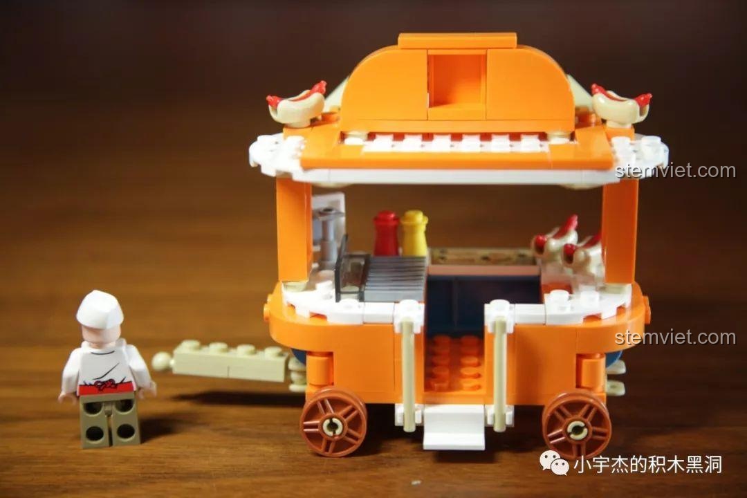 Mặt sau của xe bán xúc xích Sembo 601113, cho thấy chi tiết thiết kế và không gian bên trong.