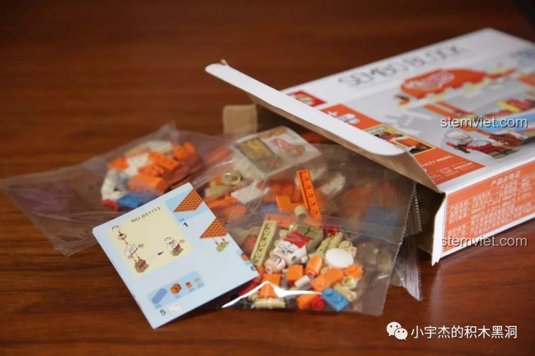 Bên trong hộp và các túi mảnh ghép của bộ đồ chơi xe bán hotdog Sembo 601113.