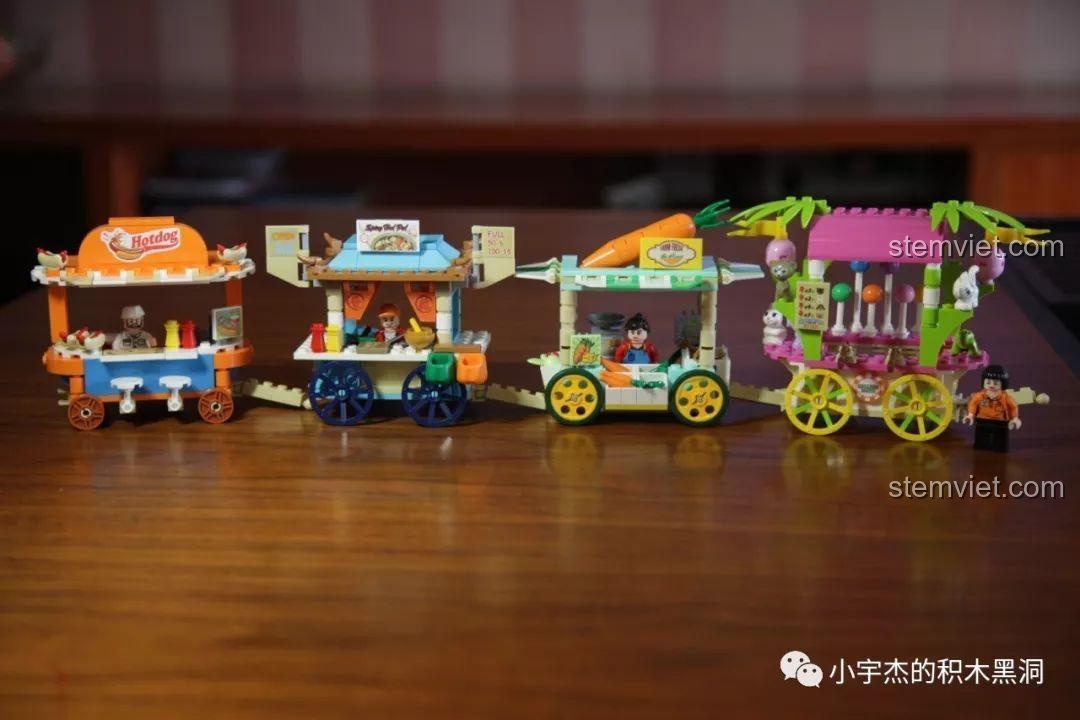 Ảnh chụp cả 4 mô hình xe đẩy bán hàng rong Sembo 601113 được xếp cạnh nhau, tạo thành một khu phố ẩm thực mini đầy màu sắc.