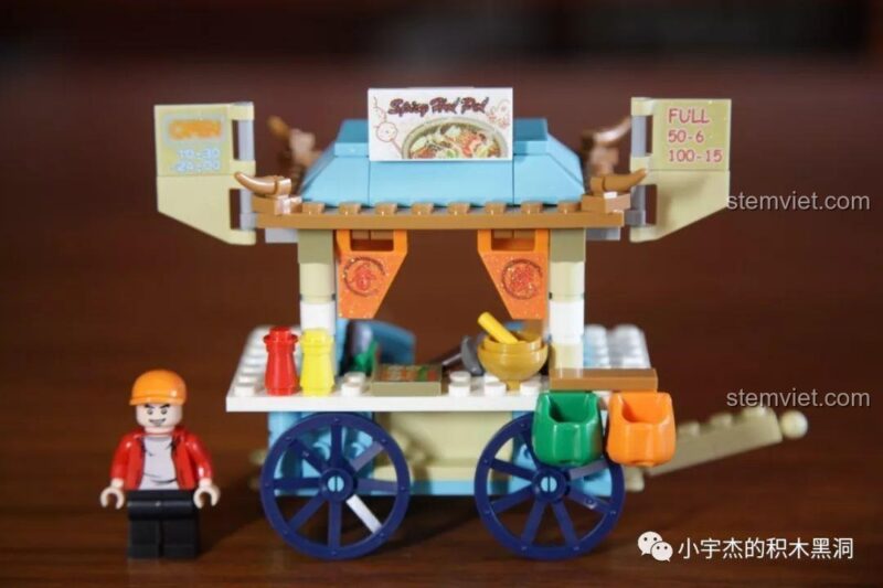 Mô hình xe bán lẩu cay Sembo 601115 đã lắp ráp hoàn chỉnh, mang phong cách Trung Hoa.