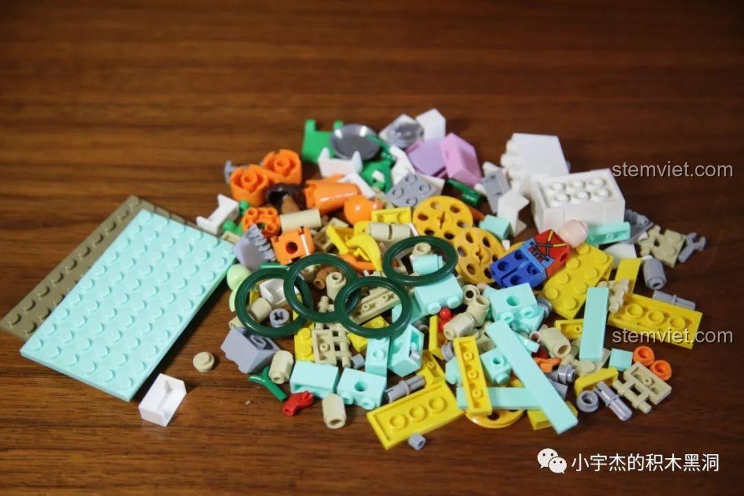 Các chi tiết nhiều màu sắc của bộ lắp ráp xe bán rau củ Sembo 601116.