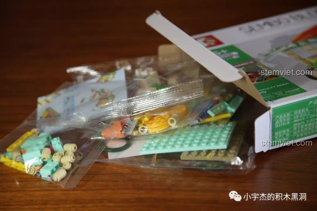 Hộp đồ chơi xây dựng xe bán rau củ quả Sembo 601116, 170 mảnh, có hình củ cà rốt lớn trên nóc.