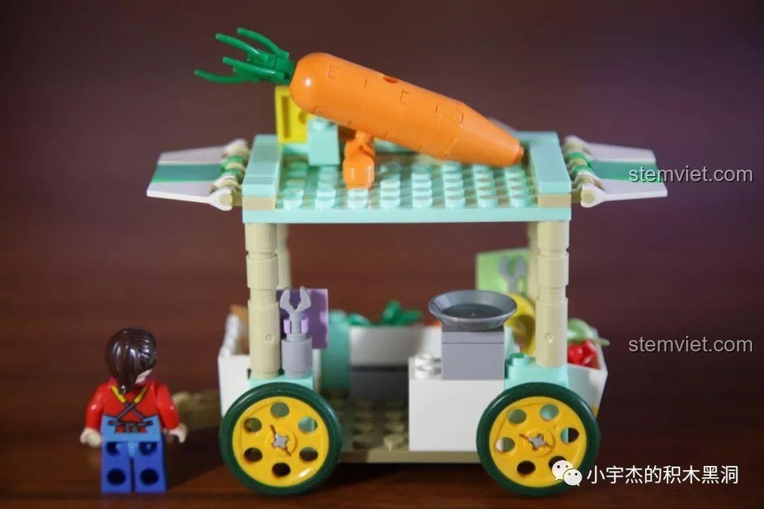 Mô hình xe bán rau củ Sembo 601116 với củ cà rốt lớn trên nóc.