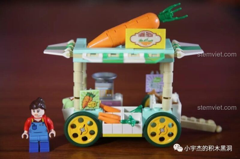 Mô hình xe bán rau củ Sembo 601116 đã lắp ráp hoàn chỉnh, có cả cân và nhiều loại nông sản.
