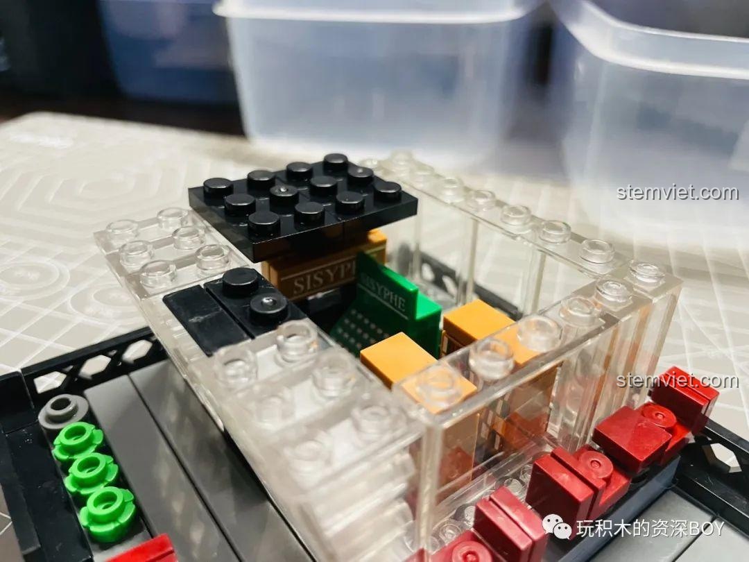 Lắp ráp tầng 1 bên trong của bộ khối lắp ghép 1151, chi tiết nội thất tinh xảo.