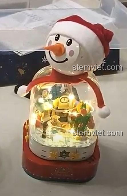 Ảnh chụp thực tế từ người dùng về bộ xếp hình Sembo 601162 Hộp nhạc Người tuyết, cho thấy sản phẩm khi bật đèn rất đẹp.