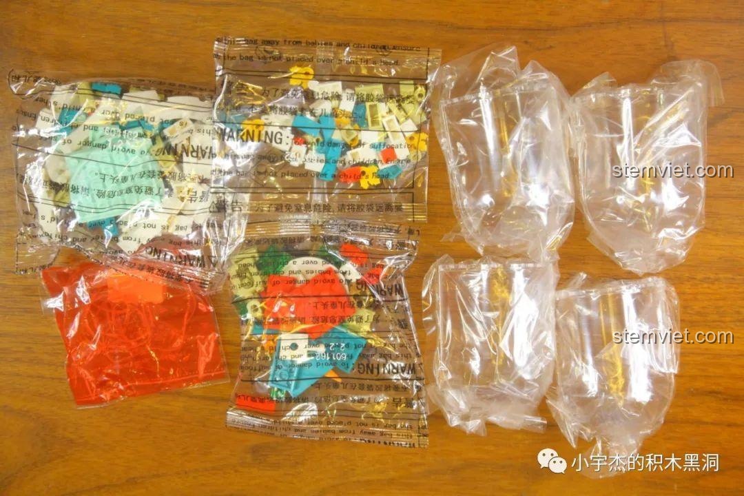 Các túi đựng mảnh ghép và phụ kiện trong bộ Hộp nhạc Giáng sinh Sembo 601162.